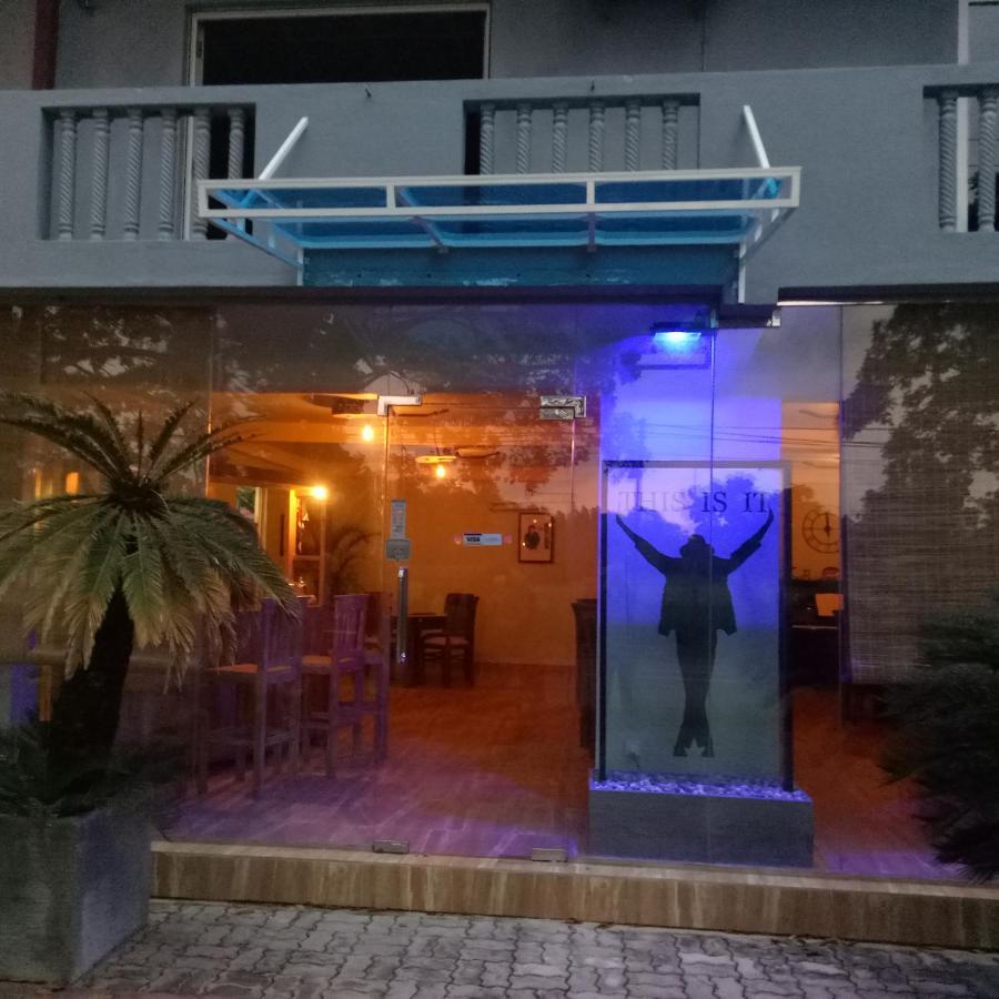 This Is It Airport Hotel And Restaurant Negombo Exterior foto